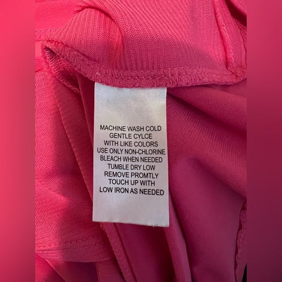 Sunny Leigh Fuchsia Sleeveless Blouse Women’s Size Large Pleated Neckline - Picture 6 of 7